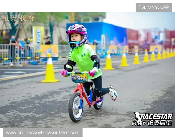 湖南龙山自行车赛选手穿行云端，儿童平衡车赛添趣味